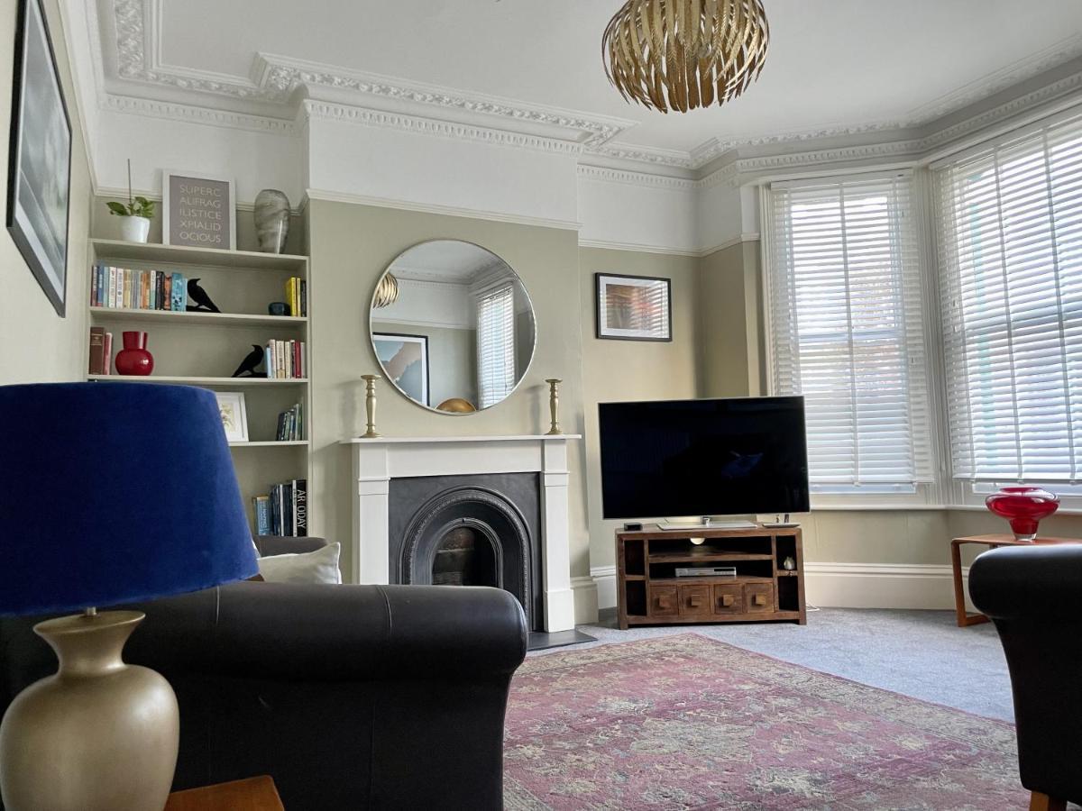Hummingbird House - 3 Double Bedrooms And Free Parking - By Crown Gardens Homes *