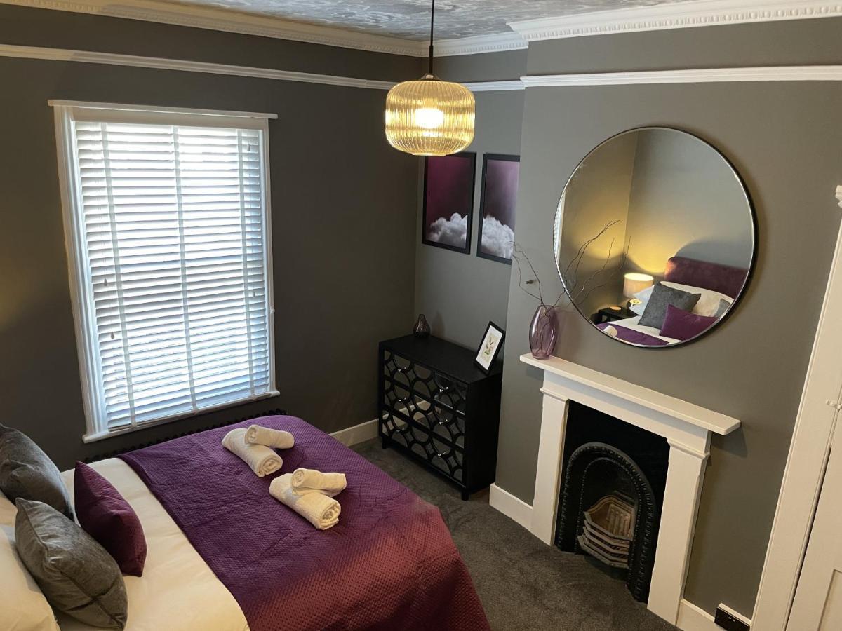 Holiday home Hummingbird House - 3 Double Bedrooms And Free Parking - By Crown Gardens Homes *