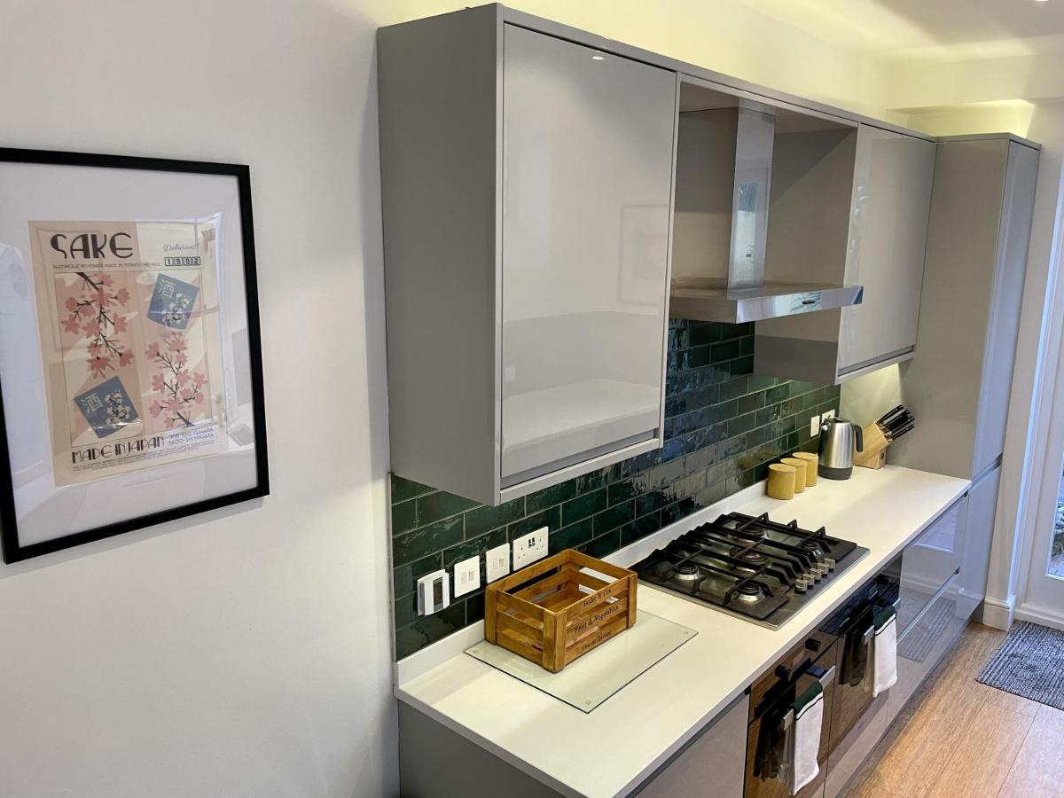 Hummingbird House - 3 Double Bedrooms And Free Parking - By Crown Gardens Homes Holiday home *