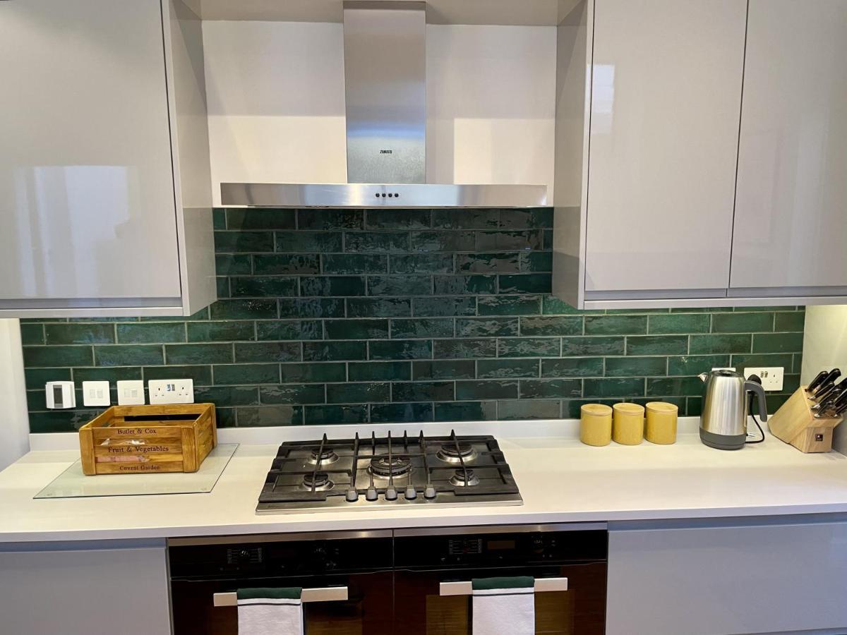 Hummingbird House - 3 Double Bedrooms And Free Parking - By Crown Gardens Homes