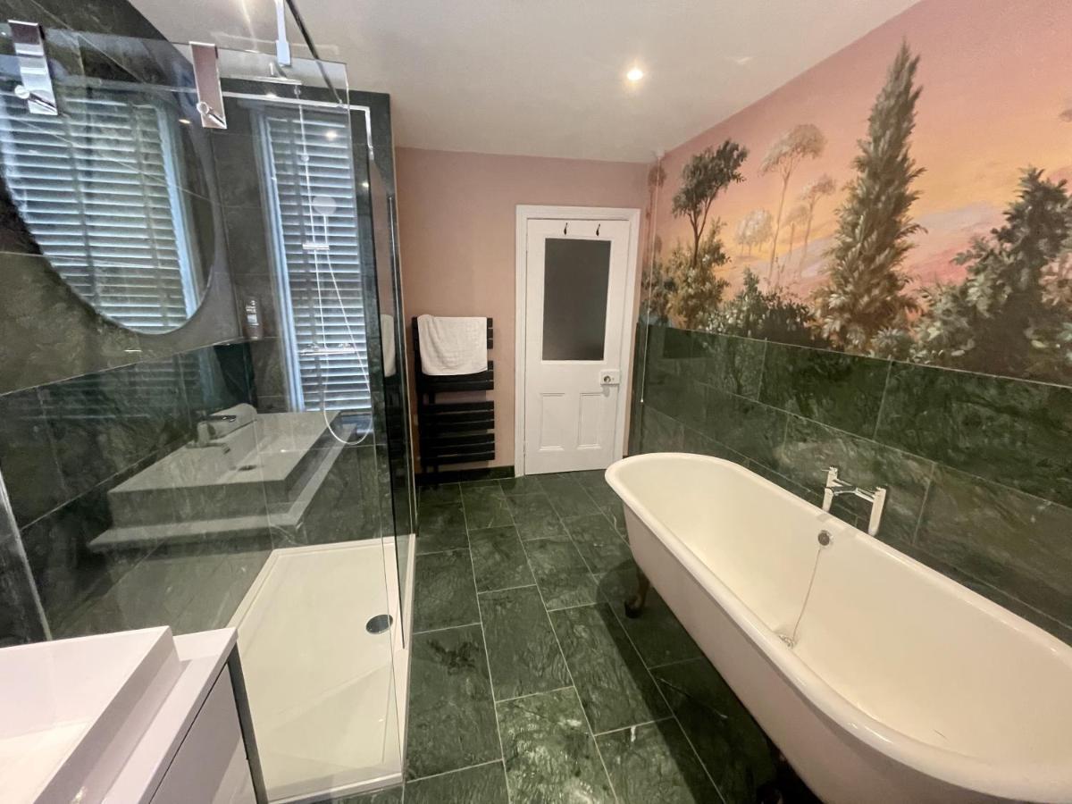 Holiday home Hummingbird House - 3 Double Bedrooms And Free Parking - By Crown Gardens Homes