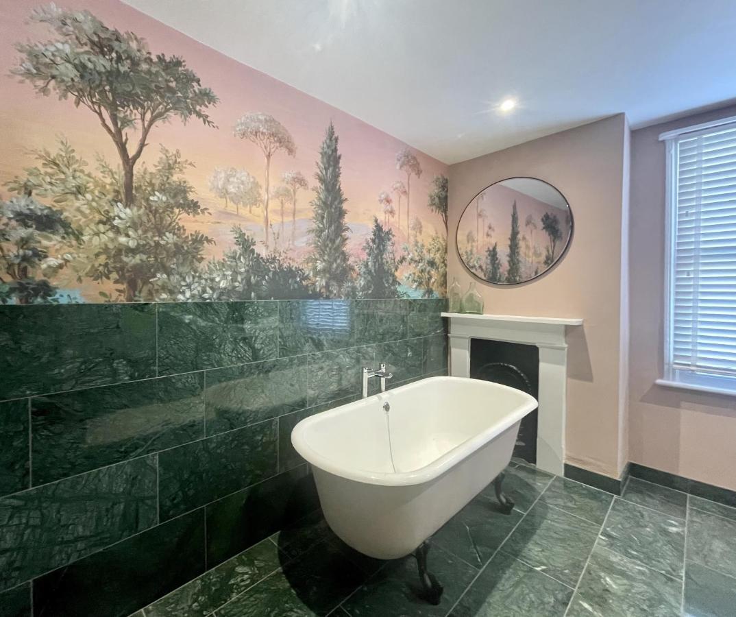 Holiday home Hummingbird House - 3 Double Bedrooms And Free Parking - By Crown Gardens Homes *