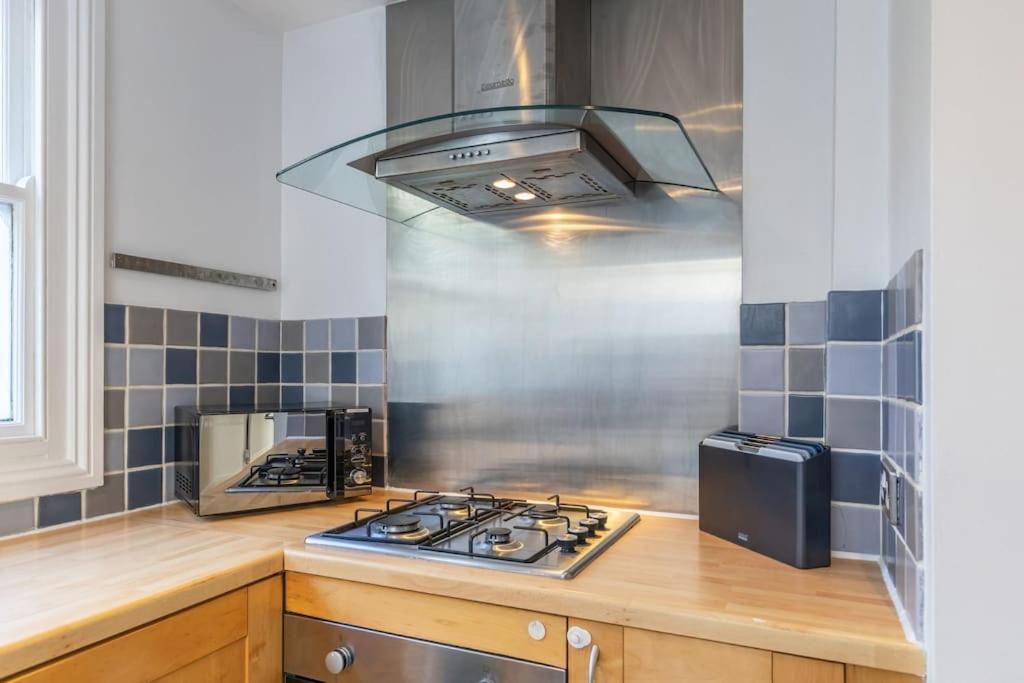 Victorian Work And Travel Close To Station * Brighton