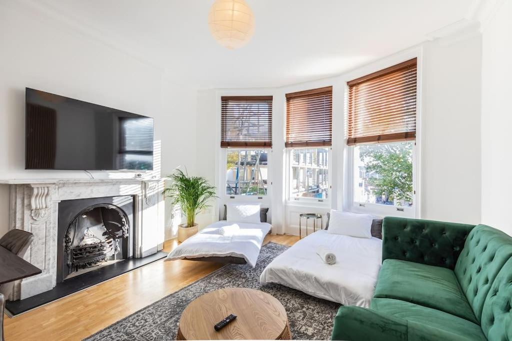 Victorian Work And Travel Close To Station Apartment Brighton