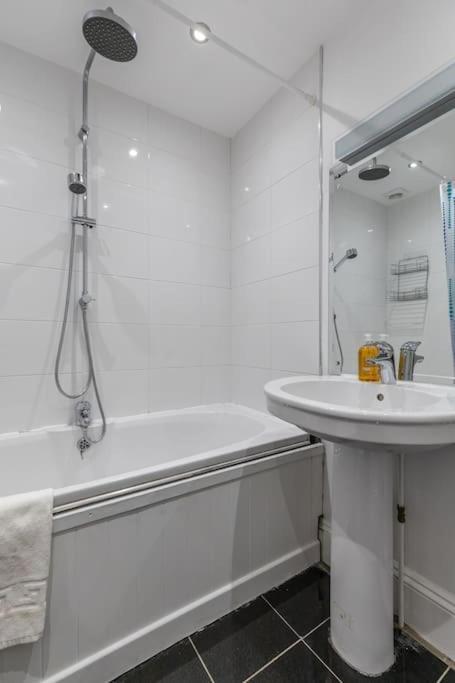 Victorian Work And Travel Close To Station Apartment *