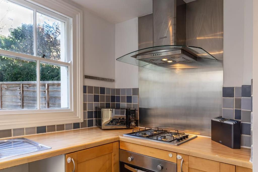 Victorian Work And Travel Close To Station * Brighton