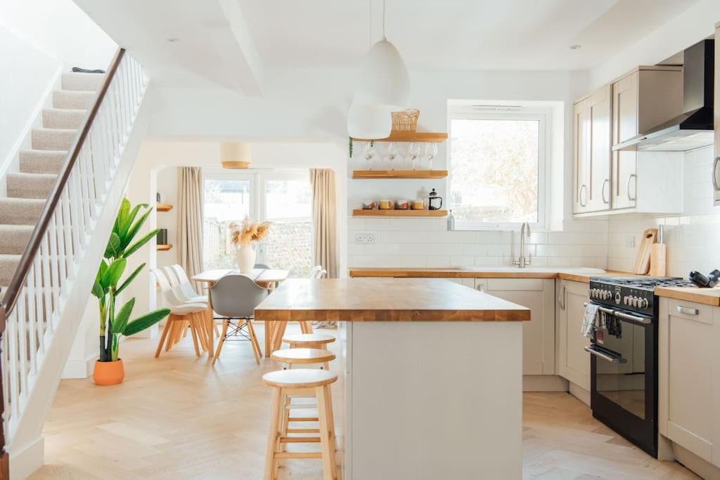 Stunning 4 Bedroom Victorian House Holiday home *