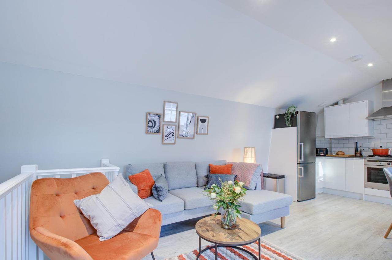 Contemporary 4 Storey Townhouse - Apartment *