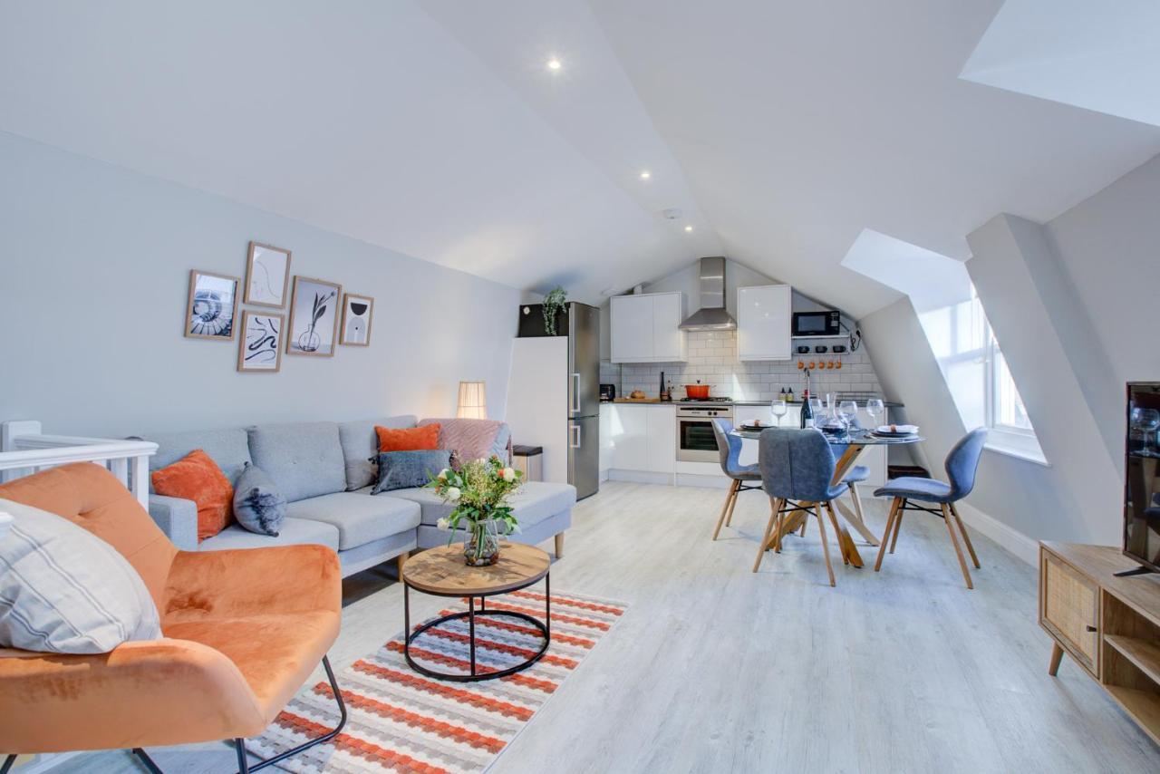 Apartment Contemporary 4 Storey Townhouse - *