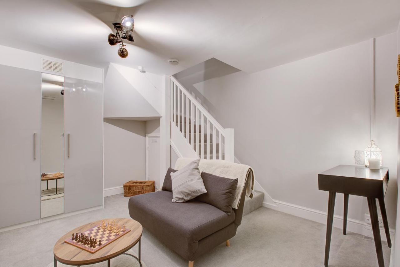 Contemporary 4 Storey Townhouse - Apartment *