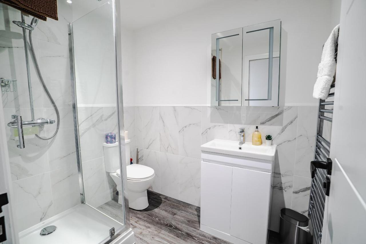 New Road Apartment *