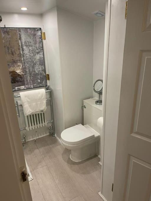 2 Spacious And Quiet One Bed In Central With Free Parking *