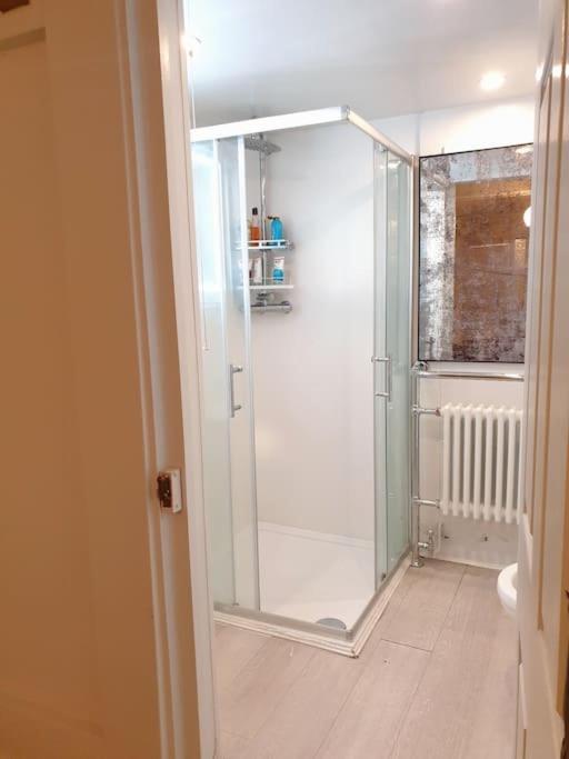 2 Spacious And Quiet One Bed In Central With Free Parking