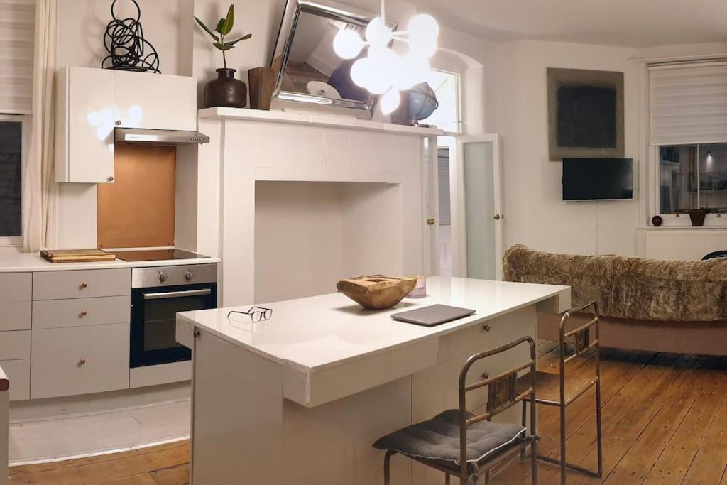 Apartment 2 Spacious And Quiet One Bed In Central With Free Parking