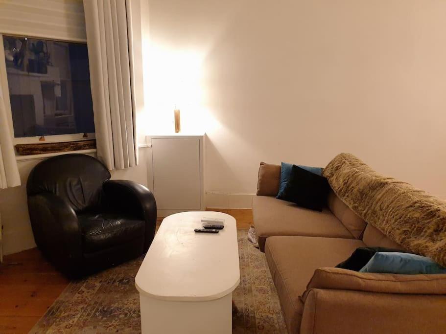 2 Spacious And Quiet One Bed In Central With Free Parking *