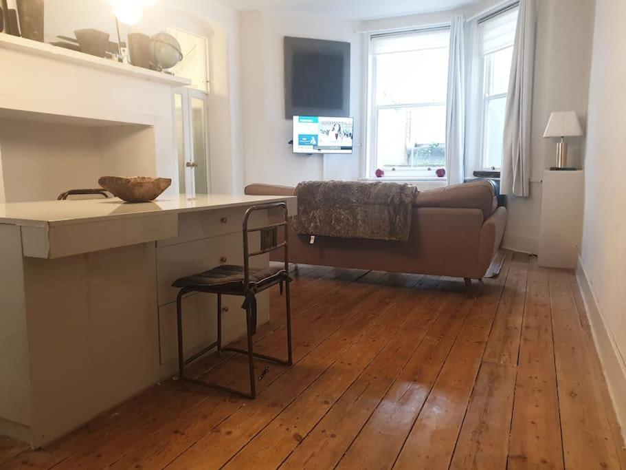 2 Spacious And Quiet One Bed In Central With Free Parking Apartment