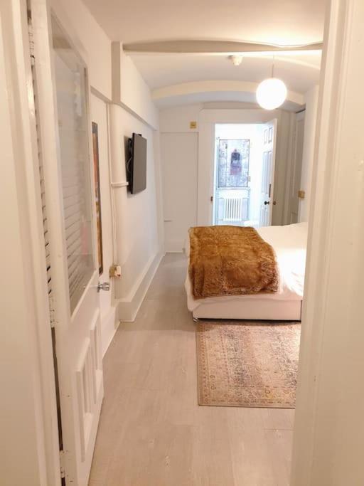 2 Spacious And Quiet One Bed In Central With Free Parking