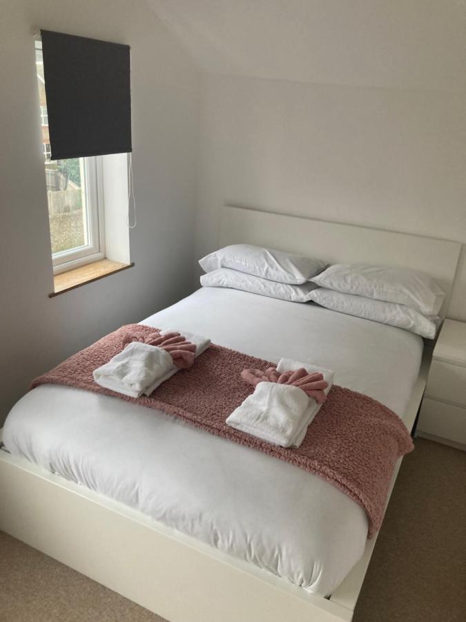 Bevendean Hut - Modern 5 Bedroom House, With Parking *