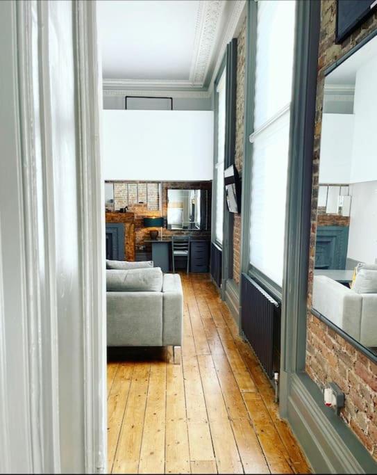 Apartment 22 Stunning Large Loft - Great Location - Free Onsite Parking - Garden View- Quiet *