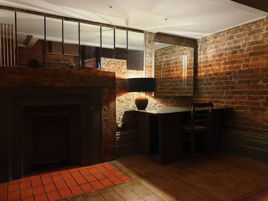 22 Stunning Large Loft - Great Location - Free Onsite Parking - Garden View- Quiet Apartment
