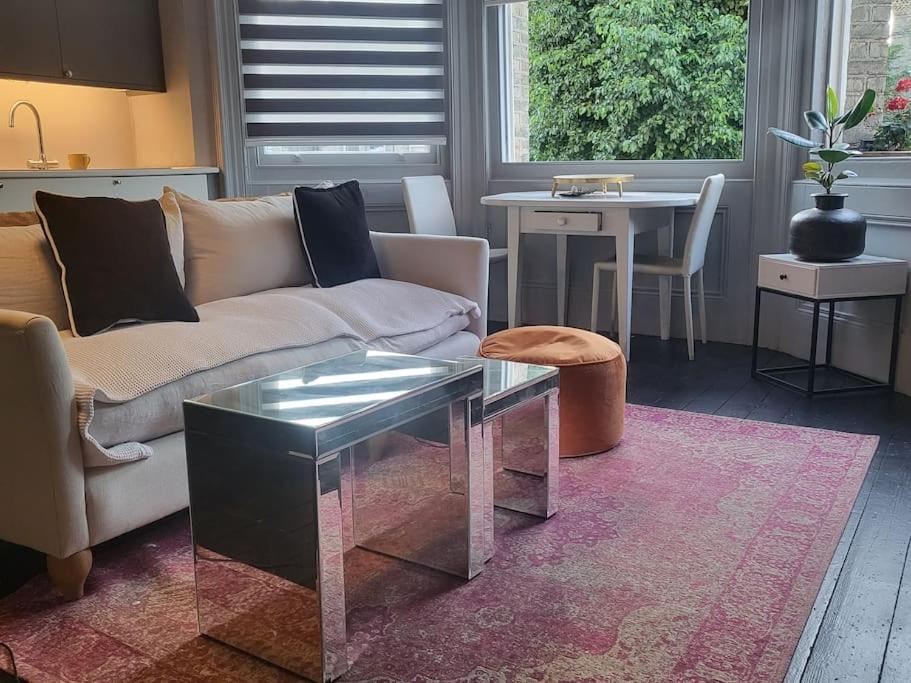 9 Modern Classic - Spacious One Bed - Great Location - Free Onsite Parking - Comfy Bed