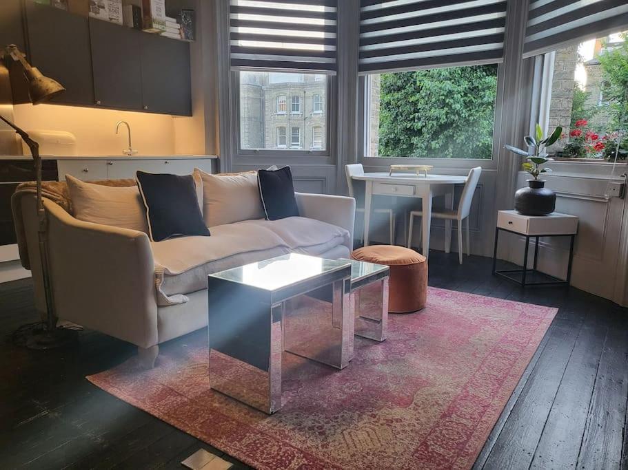 Apartment 9 Modern Classic - Spacious One Bed - Great Location - Free Onsite Parking - Comfy Bed