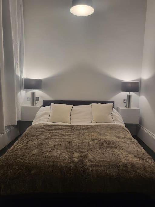 9 Modern Classic - Spacious One Bed - Great Location - Free Onsite Parking - Comfy Bed Apartment *