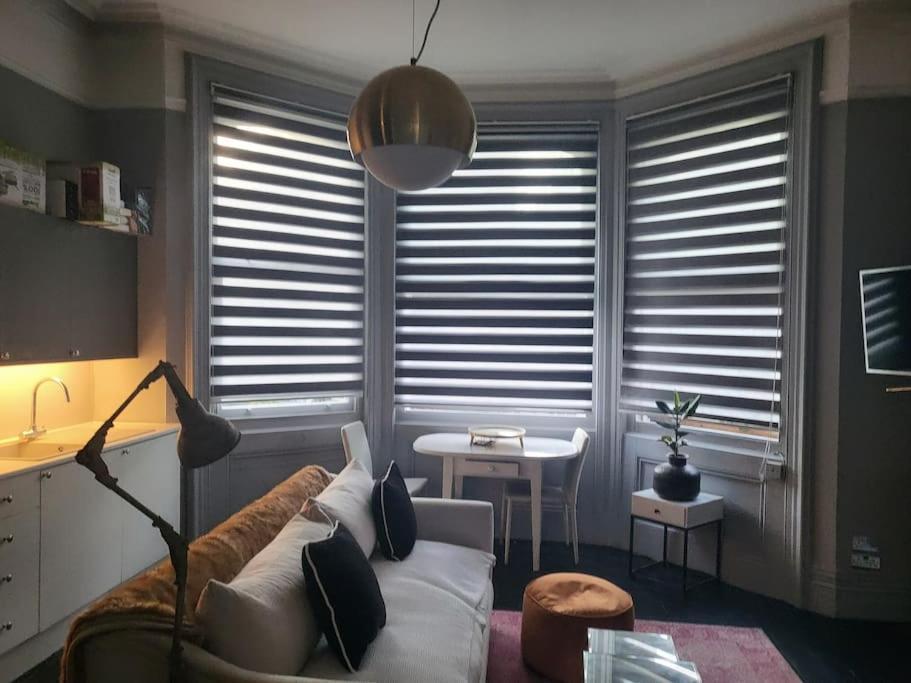 Apartment 9 Modern Classic - Spacious One Bed - Great Location - Free Onsite Parking - Comfy Bed Brighton