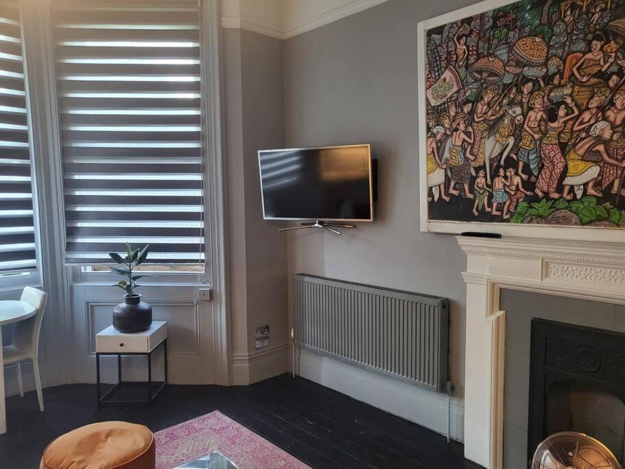 Apartment 9 Modern Classic - Spacious One Bed - Great Location - Free Onsite Parking - Comfy Bed Brighton
