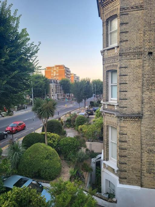 9 Modern Classic - Spacious One Bed - Great Location - Free Onsite Parking - Comfy Bed Apartment