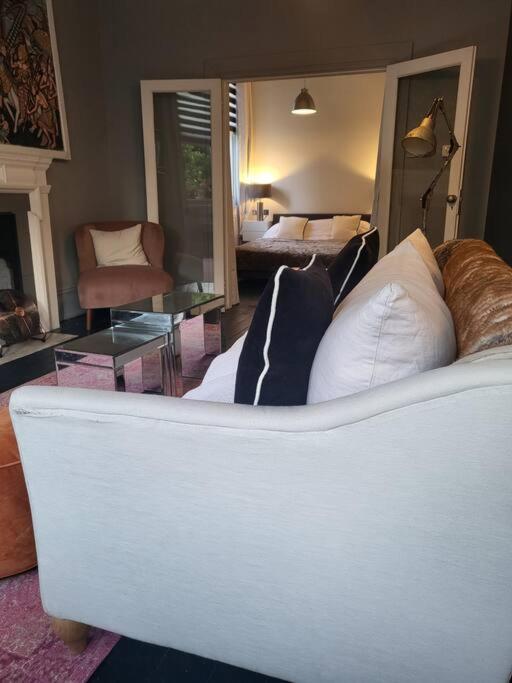 9 Modern Classic - Spacious One Bed - Great Location - Free Onsite Parking - Comfy Bed * Brighton