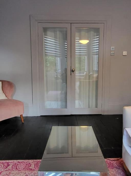 9 Modern Classic - Spacious One Bed - Great Location - Free Onsite Parking - Comfy Bed *