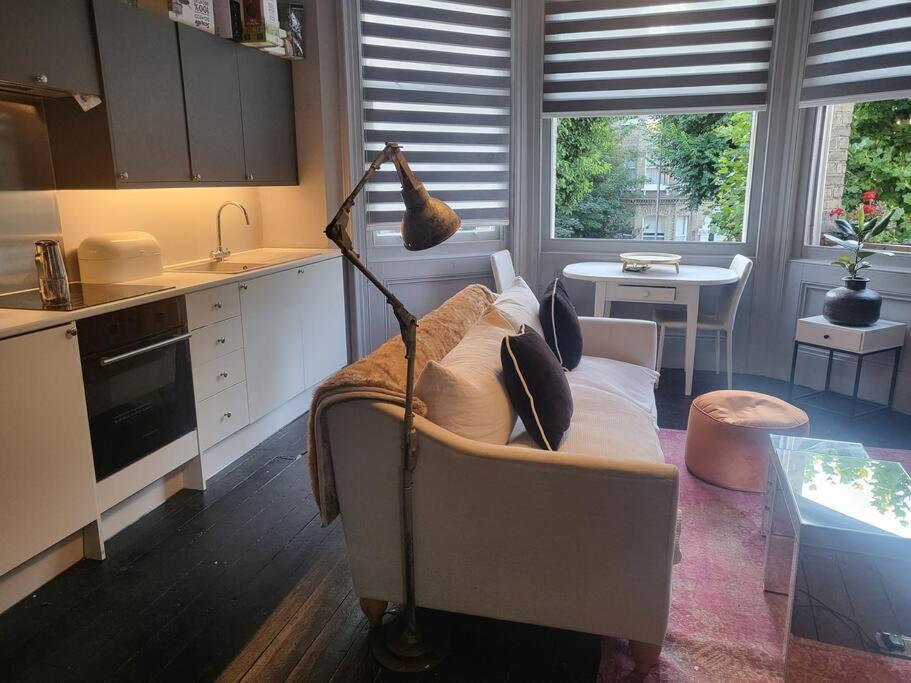9 Modern Classic - Spacious One Bed - Great Location - Free Onsite Parking - Comfy Bed