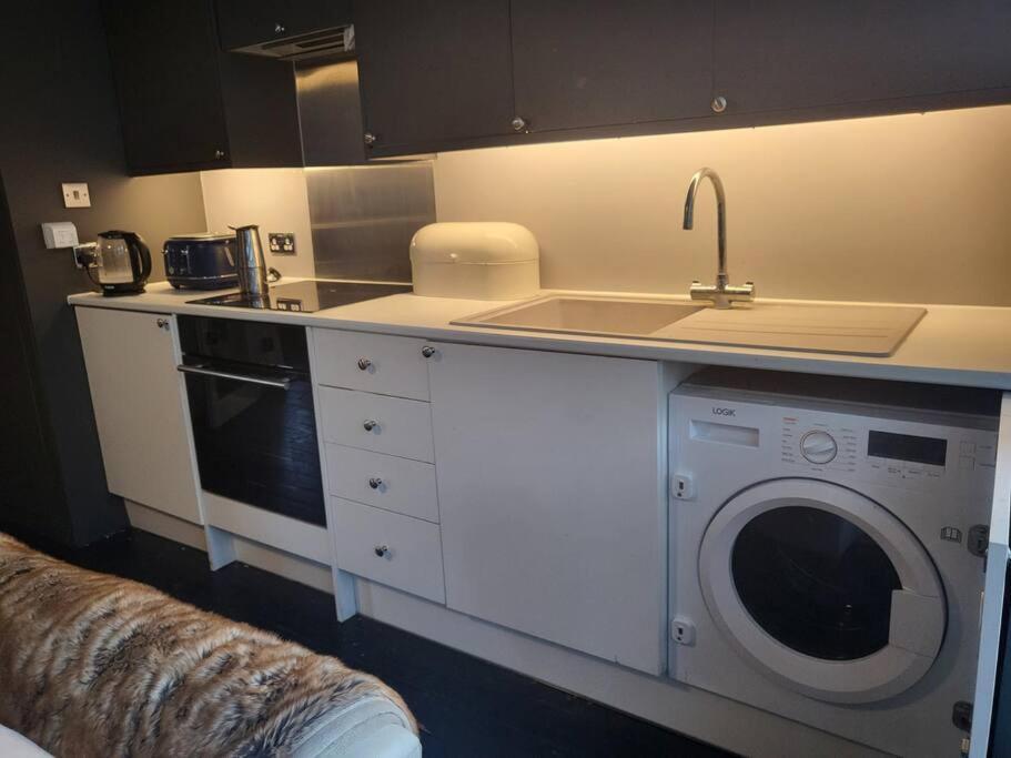 Apartment 9 Modern Classic - Spacious One Bed - Great Location - Free Onsite Parking - Comfy Bed