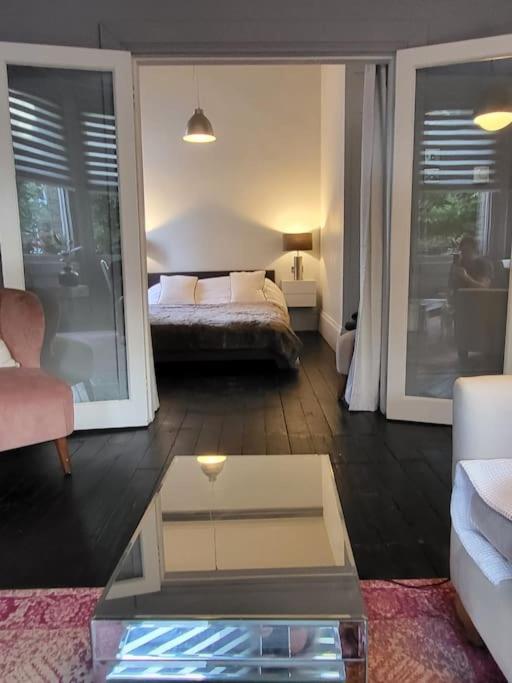 Apartment 9 Modern Classic - Spacious One Bed - Great Location - Free Onsite Parking - Comfy Bed Brighton