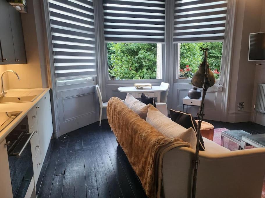 9 Modern Classic - Spacious One Bed - Great Location - Free Onsite Parking - Comfy Bed