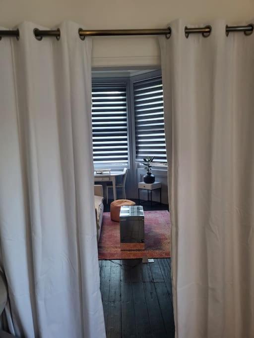 Apartment 9 Modern Classic - Spacious One Bed - Great Location - Free Onsite Parking - Comfy Bed Brighton
