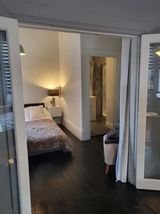 9 Modern Classic - Spacious One Bed - Great Location - Free Onsite Parking - Comfy Bed Apartment Brighton