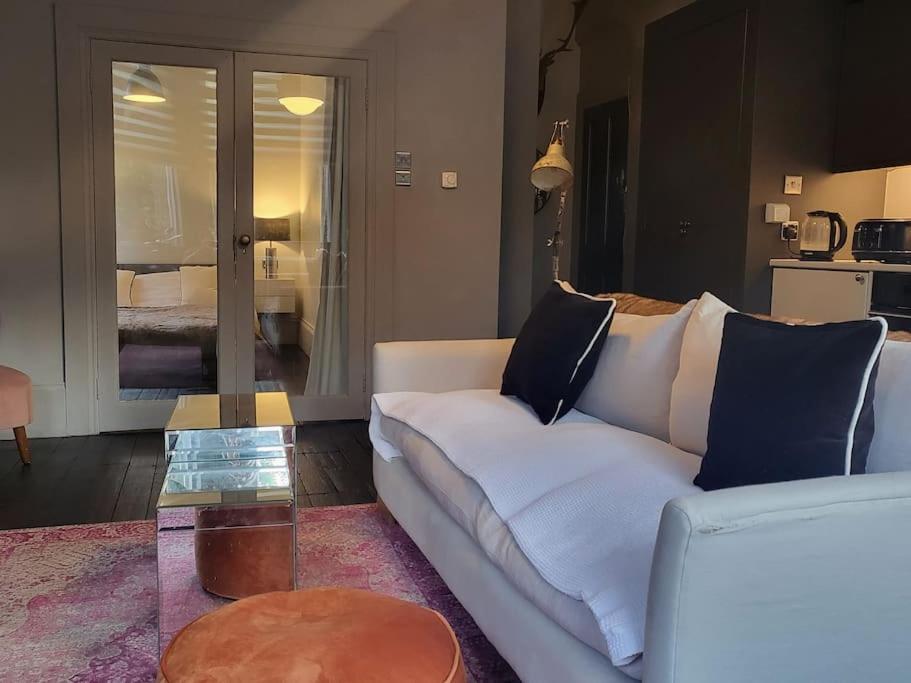Apartment 9 Modern Classic - Spacious One Bed - Great Location - Free Onsite Parking - Comfy Bed