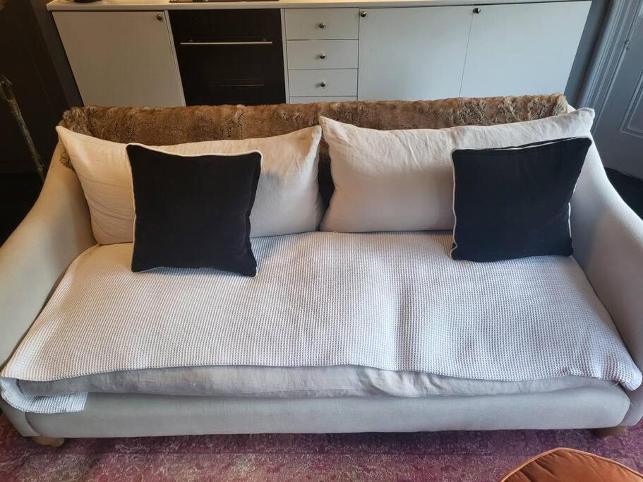 Apartment 9 Modern Classic - Spacious One Bed - Great Location - Free Onsite Parking - Comfy Bed