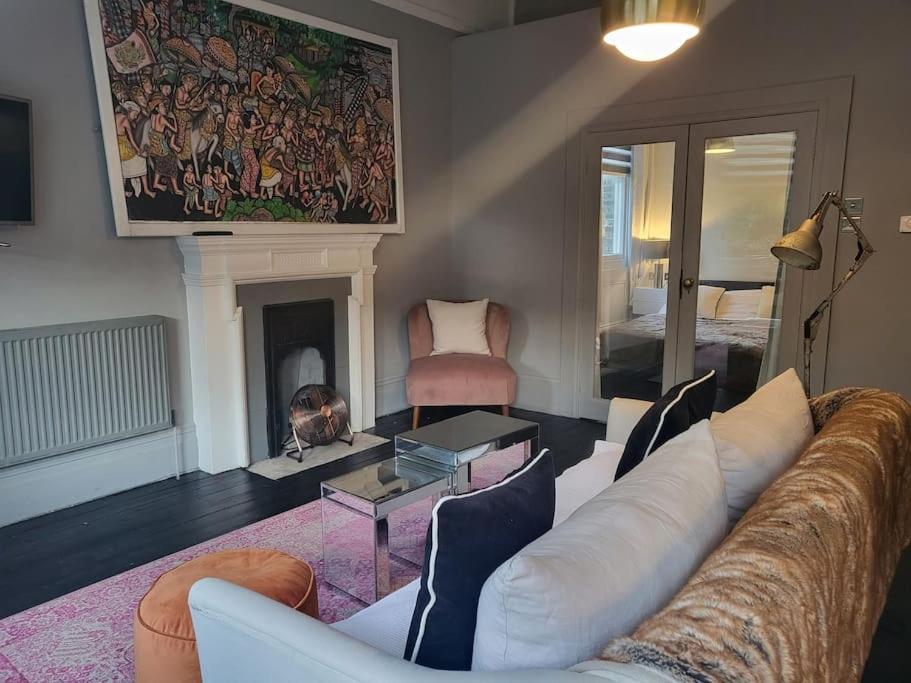 9 Modern Classic - Spacious One Bed - Great Location - Free Onsite Parking - Comfy Bed *