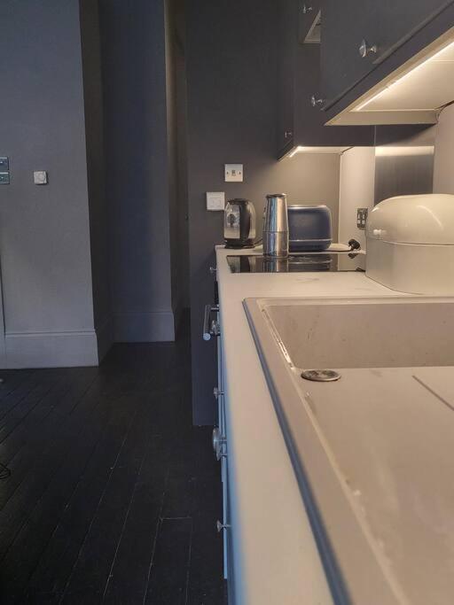 Apartment 9 Modern Classic - Spacious One Bed - Great Location - Free Onsite Parking - Comfy Bed