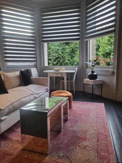 Apartment 9 Modern Classic - Spacious One Bed - Great Location - Free Onsite Parking - Comfy Bed *