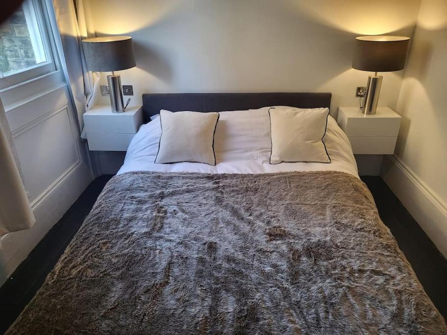 Apartment 9 Modern Classic - Spacious One Bed - Great Location - Free Onsite Parking - Comfy Bed