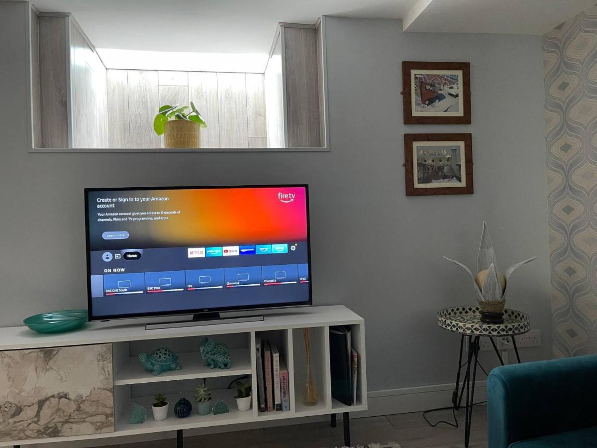 Entire 2 Bed Flat With Garden, Located Near Beach Apartment *