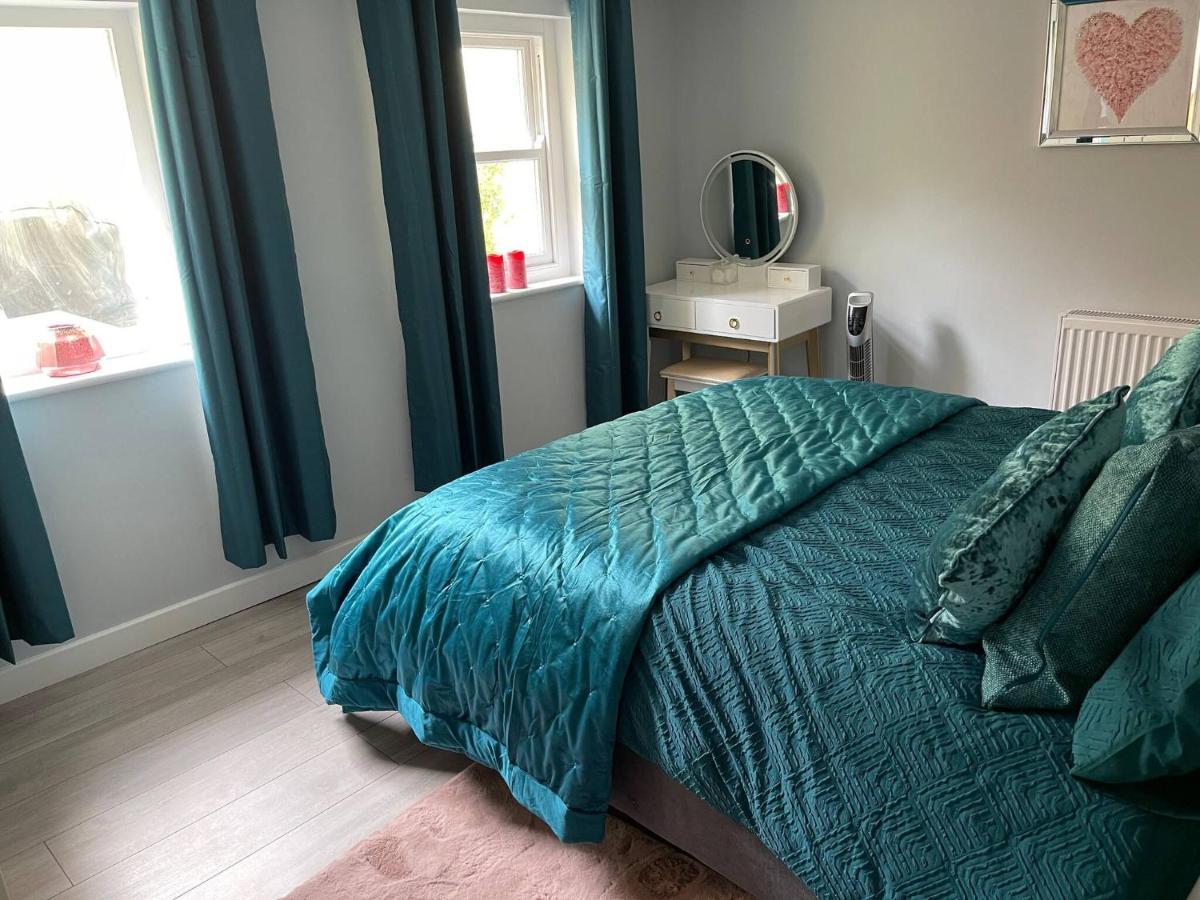 Apartment Entire 2 Bed Flat With Garden, Located Near Beach *