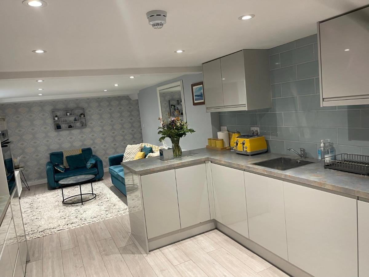 Apartment Entire 2 Bed Flat With Garden, Located Near Beach *