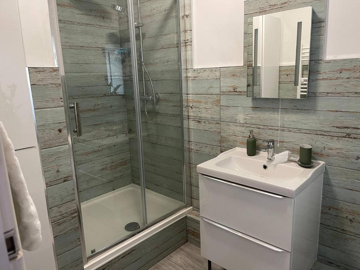 Apartment Entire 2 Bed Flat With Garden, Located Near Beach *