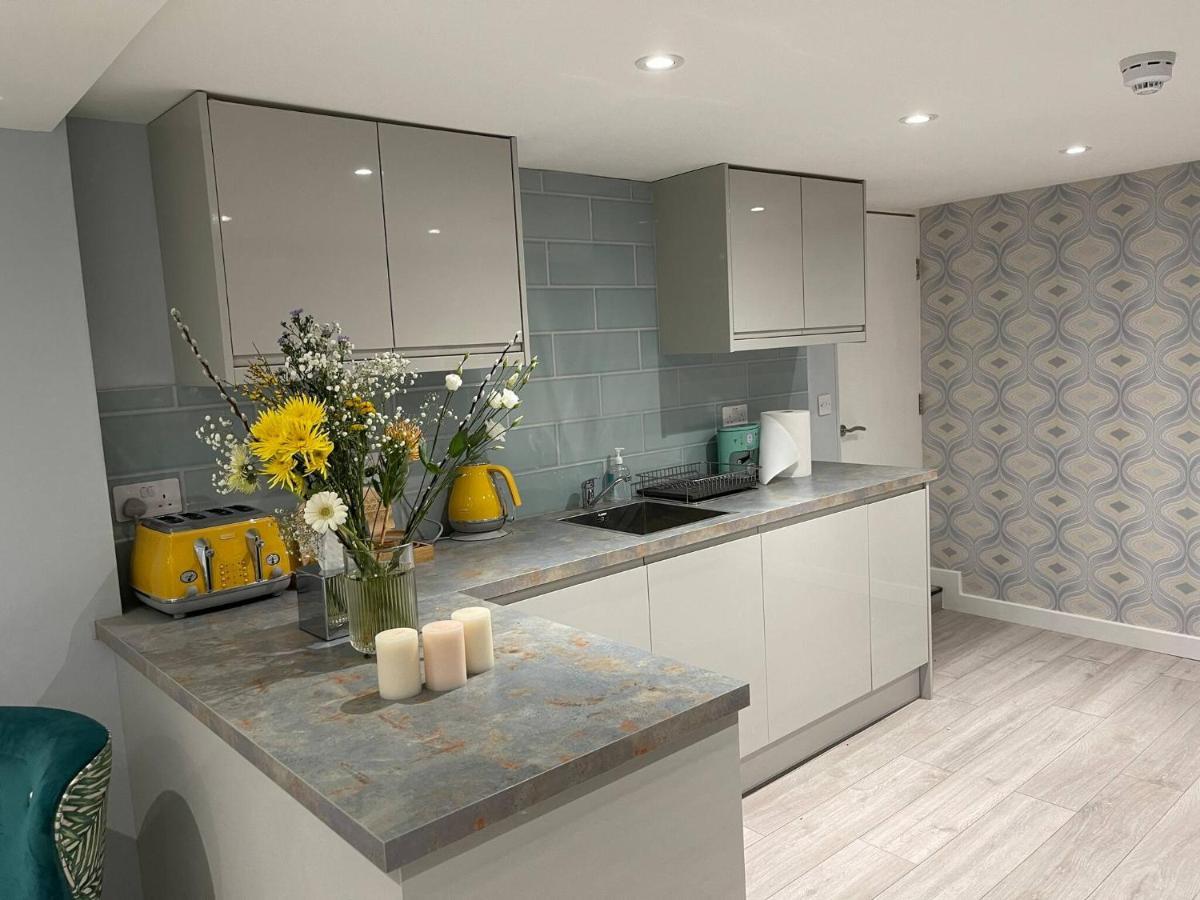Entire 2 Bed Flat With Garden, Located Near Beach