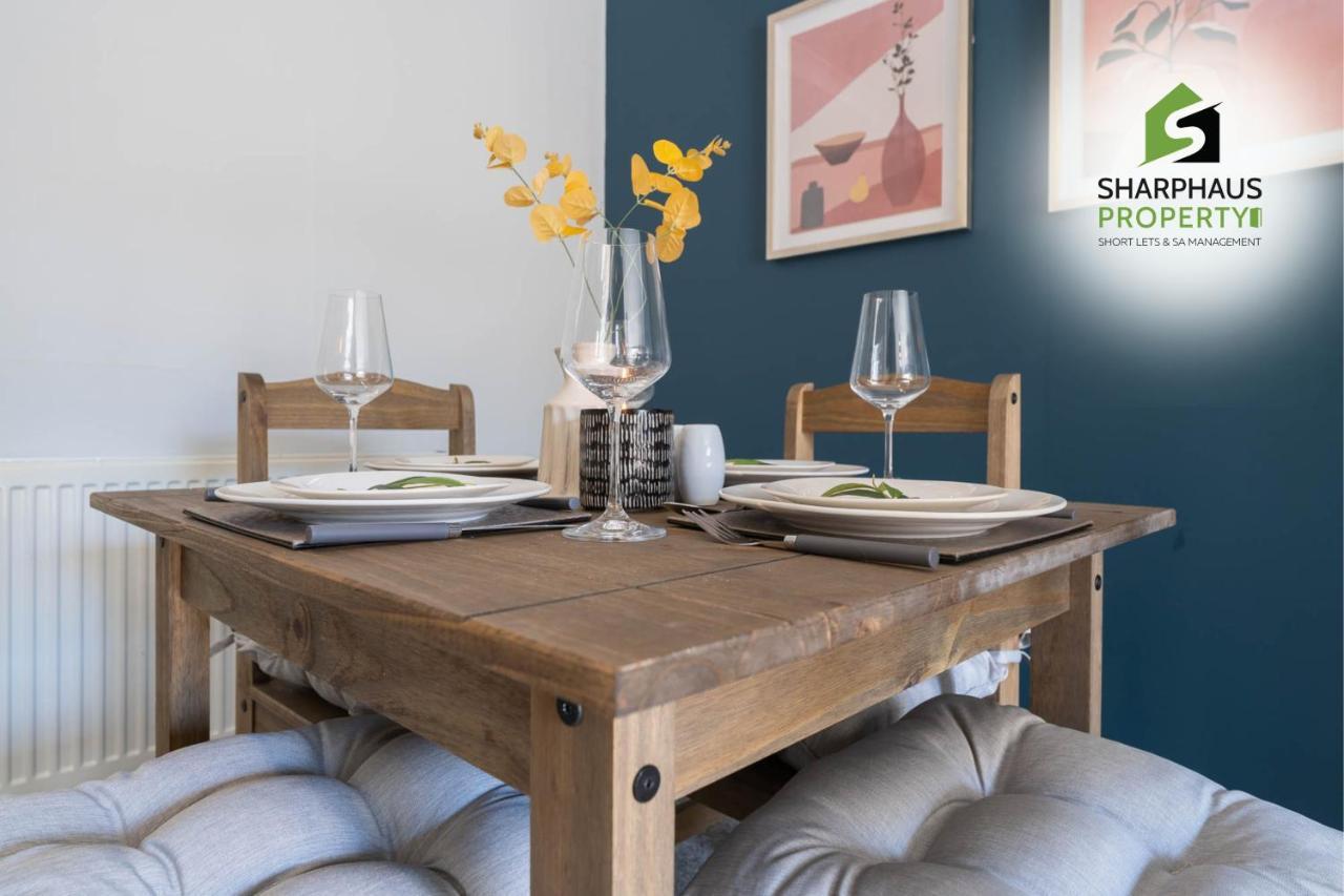 Beautiful 3 Bed House That Sleeps 6 Guests With Courtyard & Free Parking By Sharphaus Short Lets & Serviced Management *